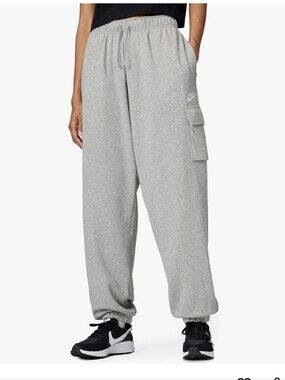Nike Sportswear Club Fleece Women's Mid-Rise Oversized Cargo Sweatpants Grey